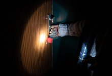 Eine Taschenlampe erhellt die Dunkelheit - Friso Gentsch/dpa/dpa-tmn