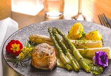 Ein leckeres Frühlingsgericht: Duo vom gebratenen Stangenspargel mit Bärlauchsauce, neuen Kartoffeln und Schweinemedaillons.  - Westfälisch Genießen