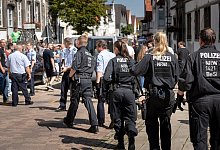 Voller Einsatz: Beamte der Bereitschaftspolizei sch&uuml;tzen nach der Kundgebung den Bulli der Partei &bdquo;die Rechte" in Horn. - Torben Gocke