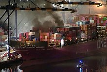 Containerschiffbrand Los Angeles - Uncredited/ABC7/dpa