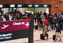 Weihnachts-Reiseverkehr am Flughafen BER - Foto: Joerg Carstensen/dpa