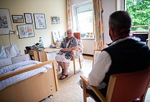 Auf Abstand, Hygiene und Masken müssen Besucher in Pflegeheimen nach wie vor achten. - picture alliance
