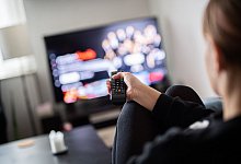 Frau schaut Fernsehen - Daniel Reinhardt/dpa/dpa-tmn