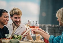 Freunde sto&szlig;en mit Wein an - Zacharie Scheurer/dpa-tmn