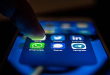 Whatsapp ist auf dem Display eines Smartphones zu sehen - Zacharie Scheurer/dpa-tmn