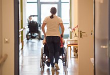 Altenpflege - Christophe Gateau/dpa