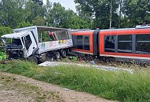 Mehrere Verletzte bei Zusammensto&szlig; von Bahn und Lkw - Helmuth Riedl/Zema Medien/dpa