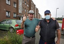 Das Ende der Quarant&auml;ne und die wiedergewonnene Bewegungsfreiheit am S&uuml;renheider Zollhausweg wird mit Jubel begr&uuml;&szlig;t. - Roland Th&ouml;ring