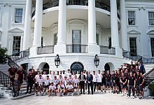 Verantwortliche, Spieler, Trainer und Betreuer vom FC Bayern M&uuml;nchen posieren vor dem Wei&szlig;en Haus f&uuml;r ein Gruppenbild.. - FC Bayern M&uuml;nchen/dpa