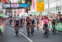 Caleb Ewan (2.v.r) gewinnt die Etappe der Deutschlandtour zwischen Weimar und Meinigen. - Daniel Vogl/dpa