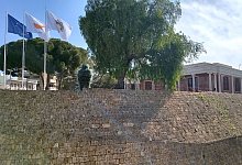 EU-Fahne am Rathaus von Nikosia - Takis Tsafos/dpa