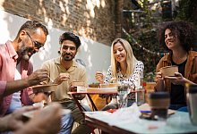 Freunde sitzen gemeinsam beim Essen - Halfpoint/Westend61/dpa-tmn