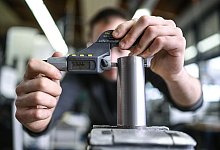 Auszubildender im Metall-Handwerk - Felix Kästle/dpa