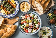 Mediterrane Küche mit verschiedenen Salaten und Brot - Christin Klose/dpa-tmn