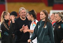 Deutsche Fu&szlig;ballerinnen und Horst Hrubesch - Sebastian Christoph Gollnow/dpa