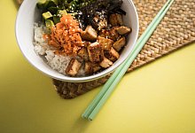 Ein Poke Bowl mit Tofu - Christin Klose/dpa-tmn