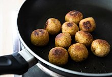 Falafelb&auml;llchen werden in einer Pfanne angebraten - Silas Stein/dpa/dpa-tmn