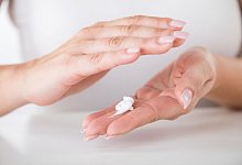 Frau cremt sich die H&auml;nde ein - Christin Klose/dpa-tmn