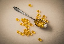 Vitamin-D-Tabletten liegen auf einem L&ouml;ffel - Christin Klose/dpa-tmn