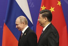 Putin und Xi Jinping - Foto: Kenzaburo Fukuhara/Pool Kyodo News/AP