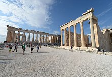 Touristen besichtigen die Akropolis - Andrea Warnecke/dpa-tmn