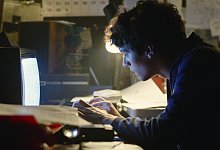 Stefan Butler (Fionn Whitehead) programmiert an seinem Spiel "Bandersnatch". - Netflix / Black Mirror