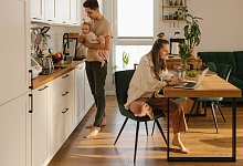 Paar mit Baby in einer Wohnung - Viktoryia Verstak/Westend61/dpa-tmn