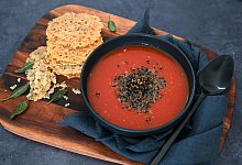 Tomatensuppe mit Quinoa und Parmesanchips - Julia Uehren/loeffelgenuss.de/dpa-tmn