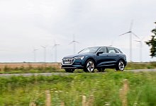 Ein E-Auto fährt auf einer Landstraße - Zacharie Scheurer/dpa-tmn