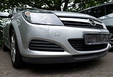 Ein Fahrzeug ohne Kennzeichen steht auf einem Parkplatz - Peter Steffen/dpa/dpa-tmn