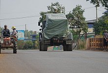 Kambodschanisches Milit&auml;rfahrzeug an Traktor Evakuierter vorbei - Heng Sinith/AP/dpa-tmn