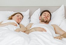 Schlafen im Doppelbett - Christin Klose/dpa-tmn