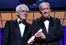 Besondere Auszeichnung: Die Br&uuml;der Jean-Pierre Dardenne (l) und Luc Dardenne nehmen den Preis zum 75-j&auml;hrigen Jubil&auml;um f&uuml;r den Film &laquo;Tori und Lokia&raquo; entgegen. - Joel C Ryan/Invision/AP/dpa