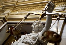 Eine Statue der römischen Göttin der Gerechtigkeit, Justitia - Christian Charisius/dpa/dpa-tmn