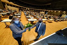 Gl&uuml;ckwunsch: Andreas R&uuml;ther gratuliert Angelika Westerwelle. Sie ist die Kandidatin der CDU f&uuml;r den Bundestag. - Foto: Andreas Zobe/NW
