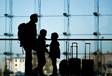 Familie steht mit Gepäck am Bahnhof - Lukas Schulze/dpa/dpa-tmn