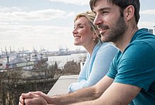 Ein Paar steht auf einer Dachterasse - Christin Klose/dpa-tmn