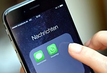 Nutzen von WhatsApp - Foto: Britta Pedersen/dpa-Zentralbild