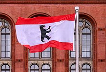 Berliner Flagge vor dem Roten Rathaus - Soeren Stache/dpa