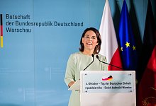 Bundesau&szlig;enministerin Annalena Baerbock spricht bei den Feierlichkeiten zum Tag der deutschen Einheit in Warschau. - Christoph Soeder/dpa