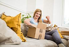 Die Freude ist groß, wenn der Bikini rechtzeitig für den Urlaub ankommt und perfekt passt - aber was, wenn er einem nicht gefällt? - Christin Klose/dpa-tmn