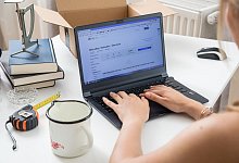 Eine Person verkauft etwas am Notebook - Christin Klose/dpa-tmn