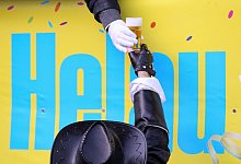 Karnevalisten feiern mit einem Glas Bier - Friso Gentsch/dpa/dpa-tmn