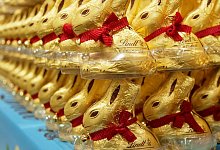 Lindt-Goldhasen stehen in einem Geschäft. - Amelie Sachs/dpa