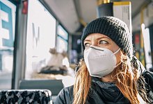 Die FFP2-Maske sollte richtig passen - Foto: Zacharie Scheurer/dpa-tmn