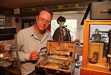 Gerald Hagemann zeigt einen Tatortkoffer, der etwa von 1910 stammt. - Jana Beckmann