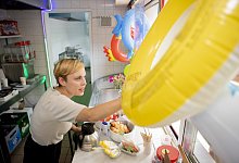 Pommes-Hei&szlig;hunger im Freibad - Foto: Christoph Soeder/dpa
