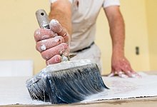 Tapezierarbeiten - Foto: Markus Scholz/dpa-tmn