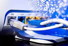 Netzwerkkabel stecken in einem Router - Sina Schuldt/dpa/dpa-tmn