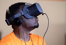 Mann mit VR-Brille - Boris Roessler/dpa/dpa-tmn